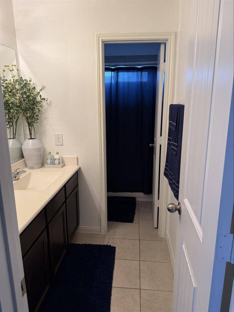 Lux's PVT Furnished room & Bathroom