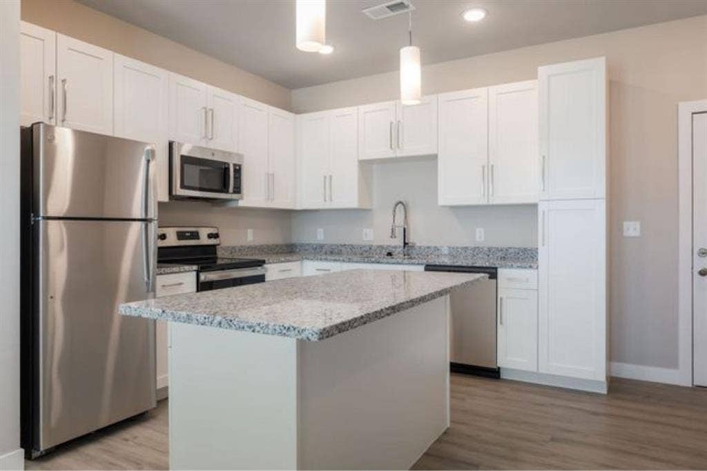 Looking for a Roommate in 2 bed apt