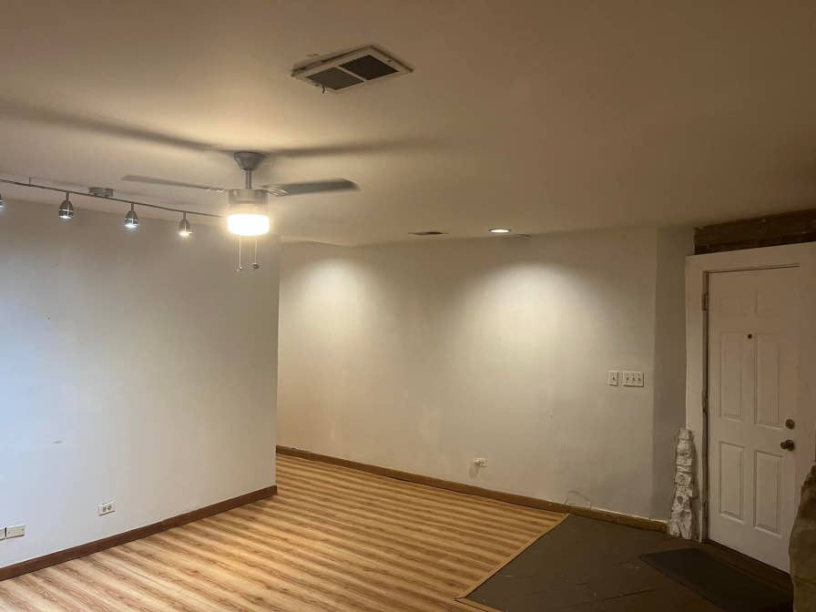ISO Roommate Lakeview Start 8/1
