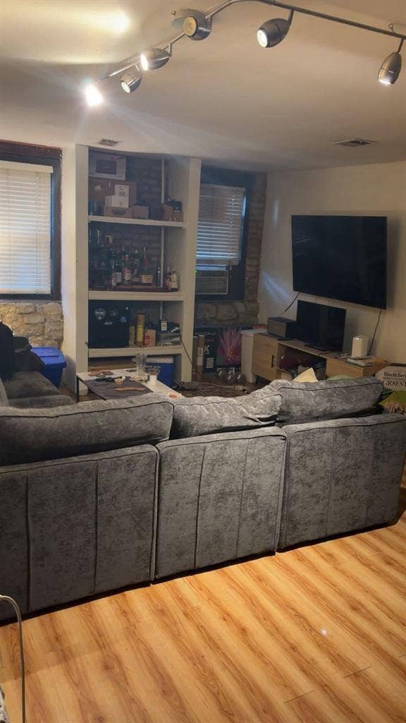 ISO Roommate Lakeview Start 8/1