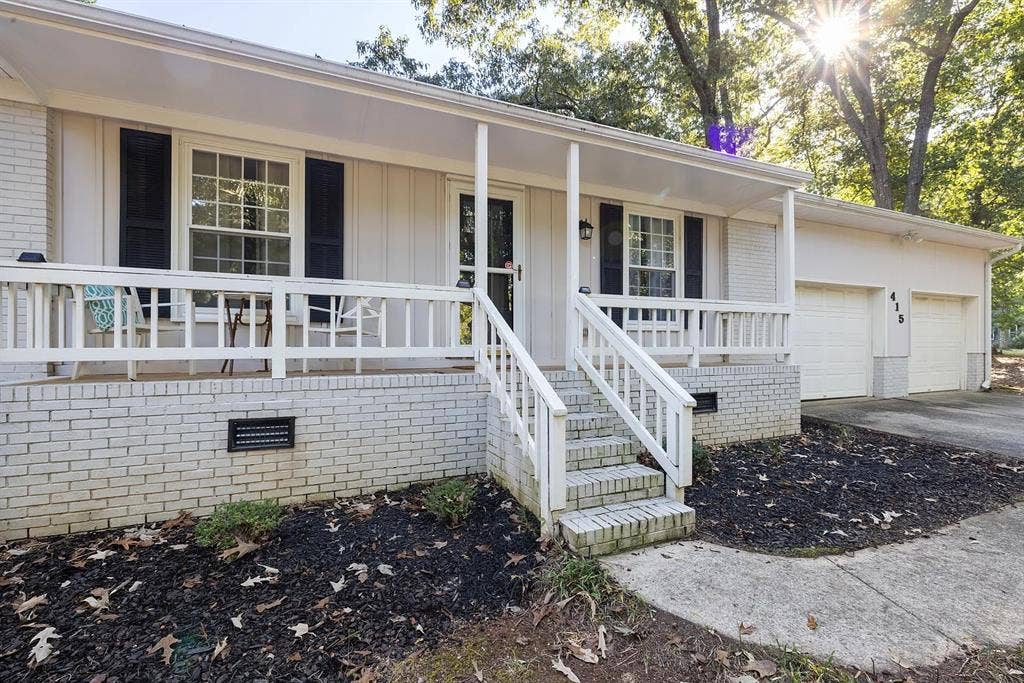 Two houses with rooms available