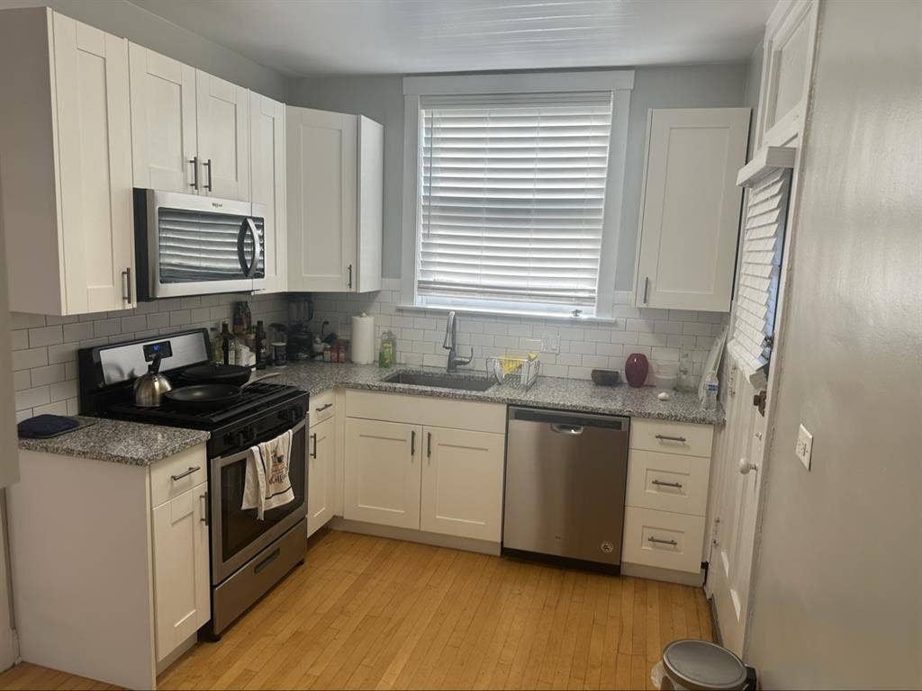 LOOKING FOR A ROOMMATE | $700/mo |