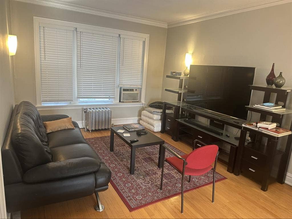 LOOKING FOR A ROOMMATE | $700/mo |