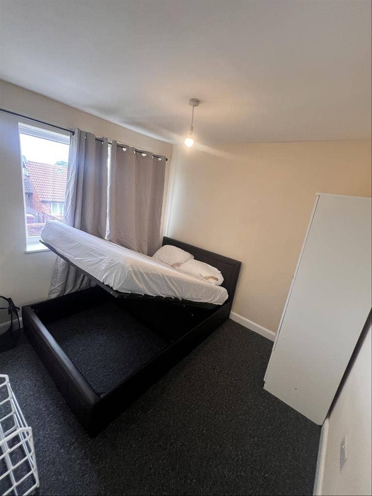2 Double Rooms Available