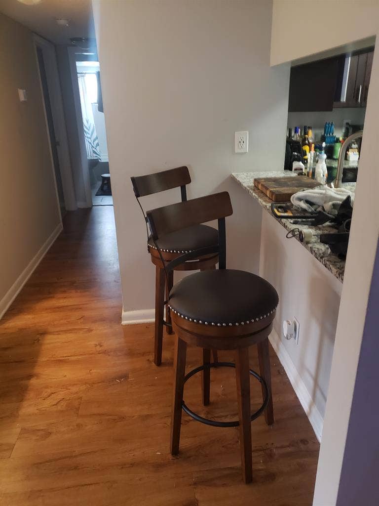 Share an Apt - Two Master Bedrooms!