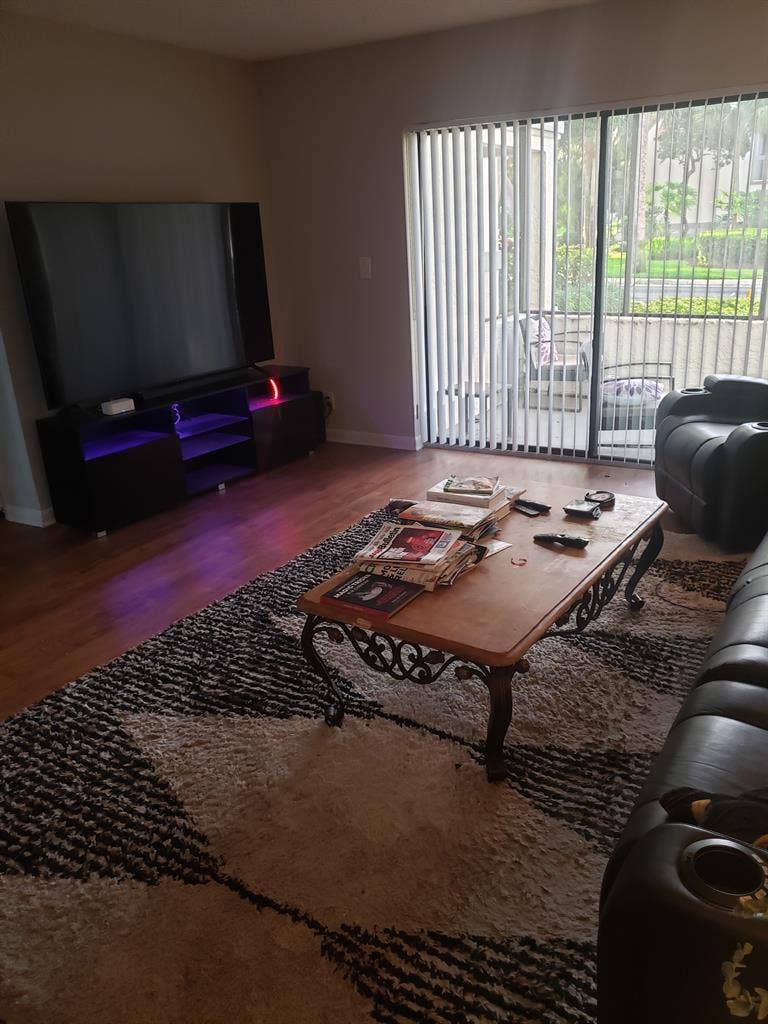 Share an Apt - Two Master Bedrooms!