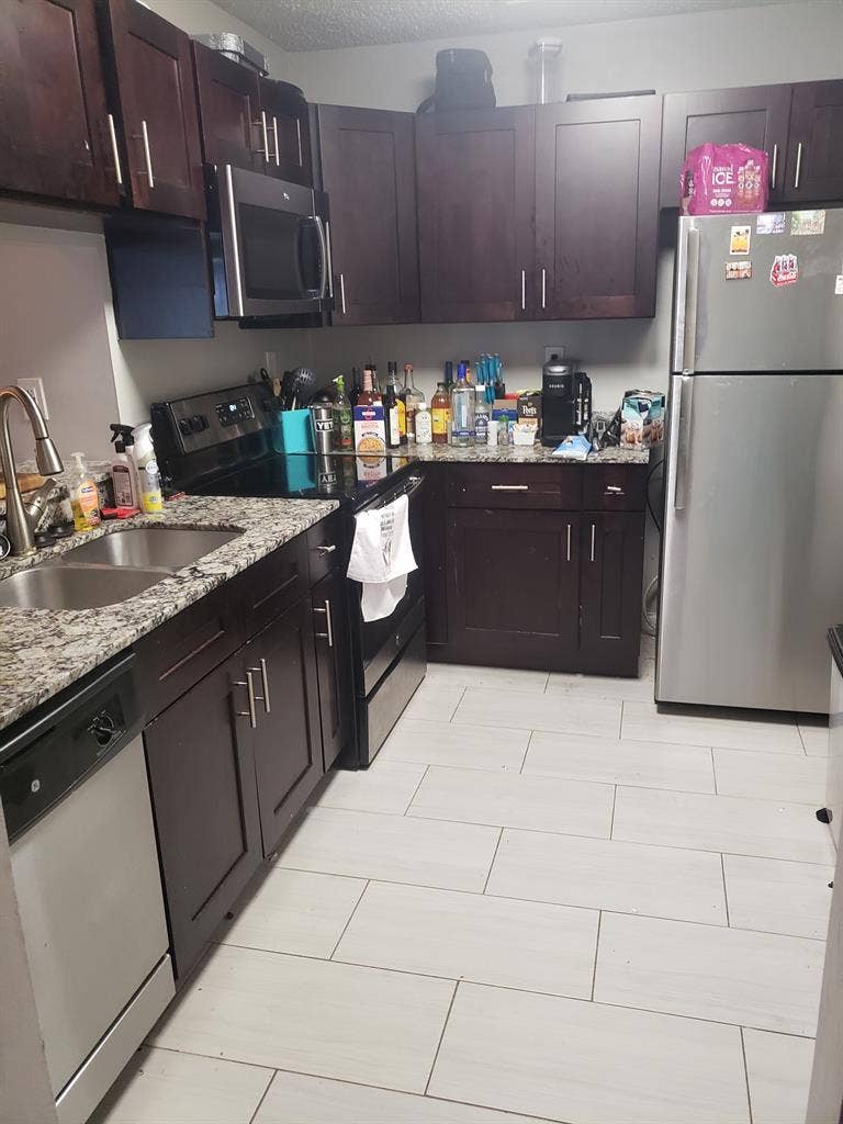Share an Apt - Two Master Bedrooms!