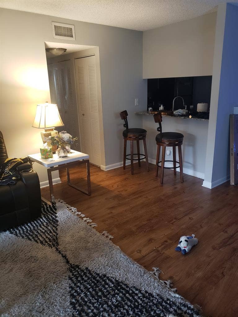 Share an Apt - Two Master Bedrooms!