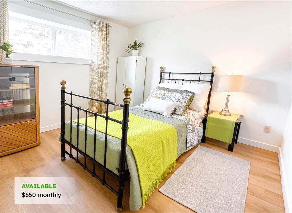 Rooms 1 Min to Shawnessy Station!