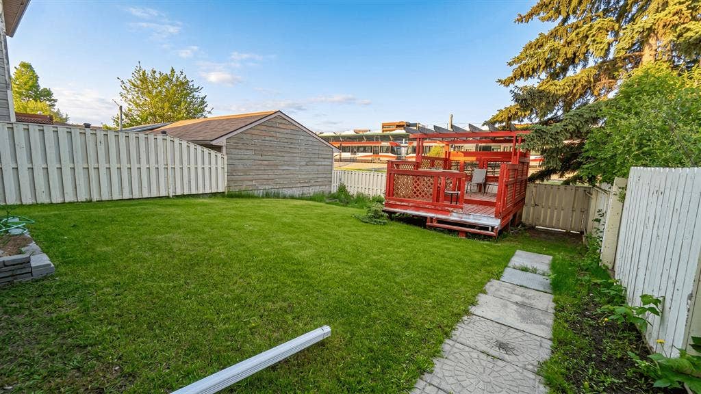 Rooms 1 Min to Shawnessy Station!