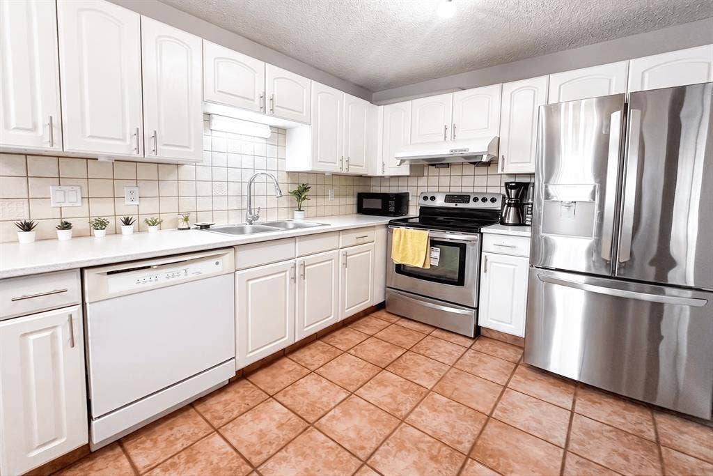 Rooms 1 Min to Shawnessy Station!