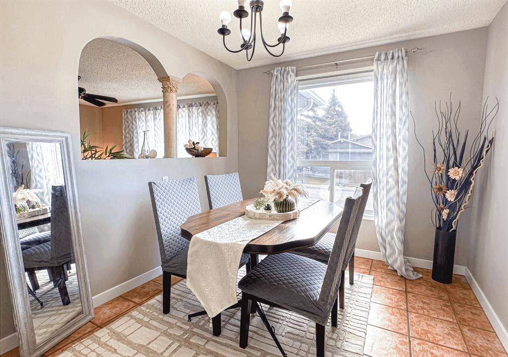 Rooms 1 Min to Shawnessy Station!