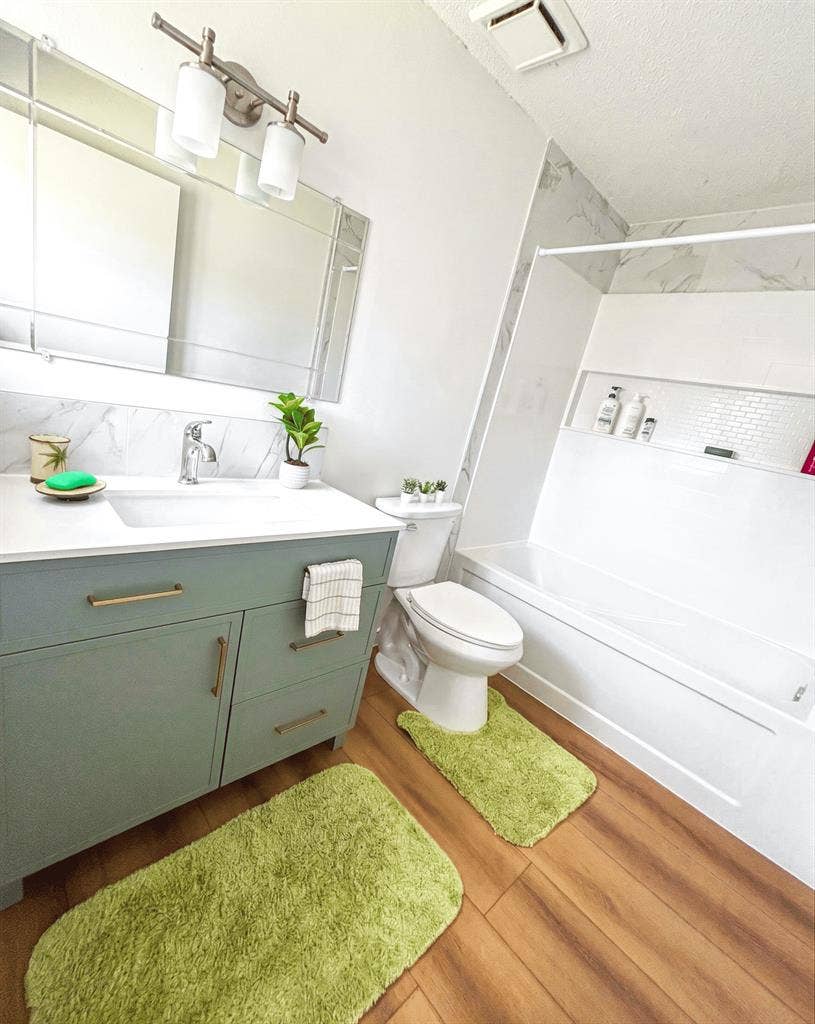 Rooms 1 Min to Shawnessy Station!