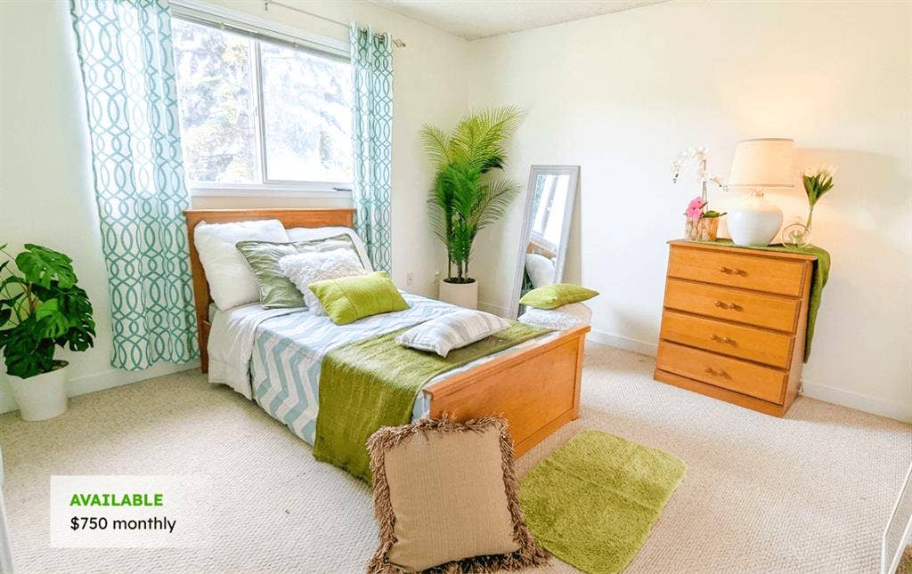 Rooms 1 Min to Shawnessy Station!