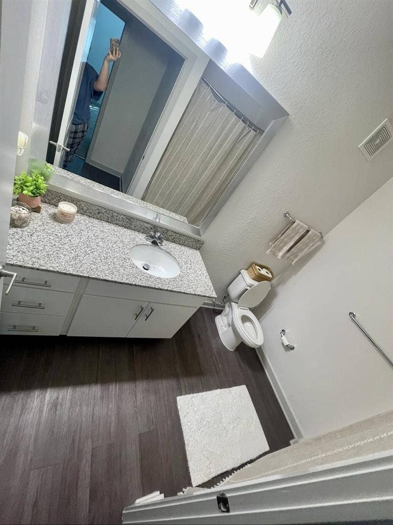 Looking for a female roommate **