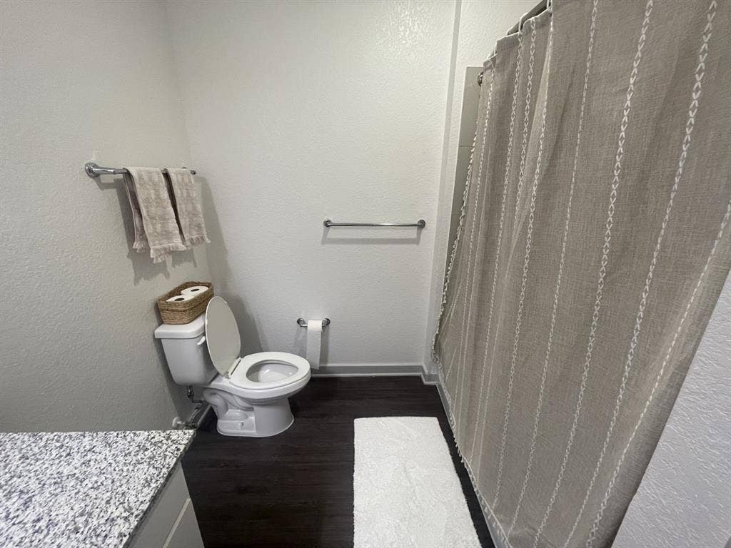 Looking for a female roommate **