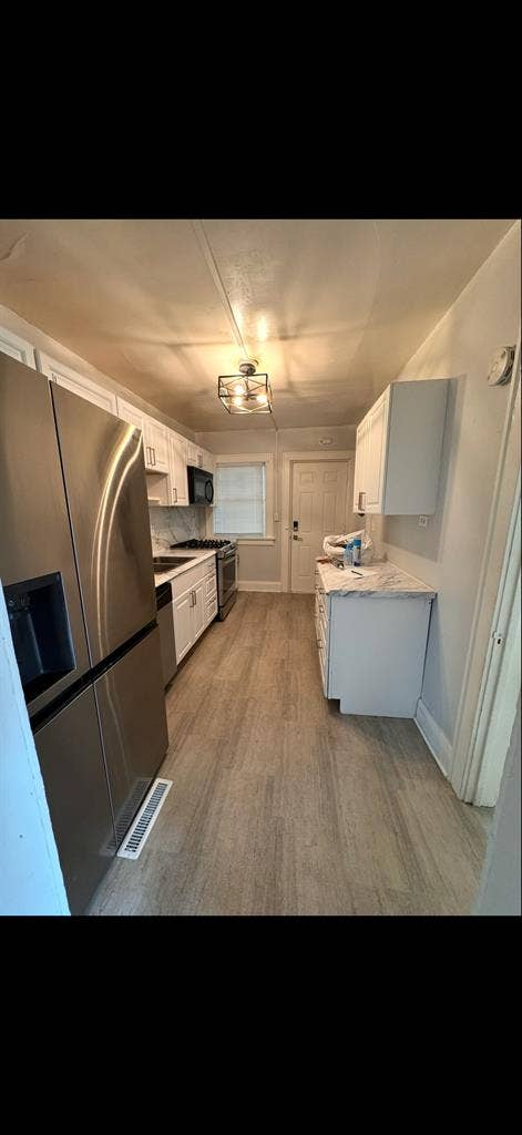Looking for roommate