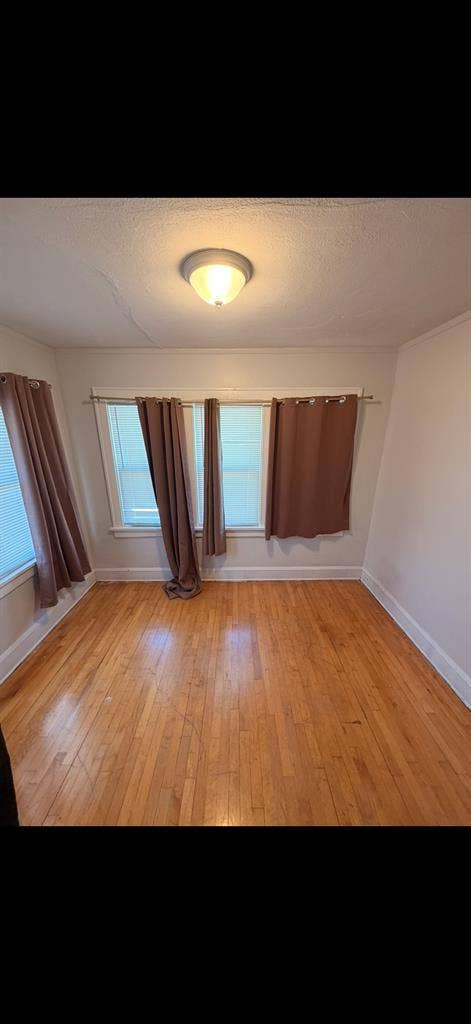Looking for roommate
