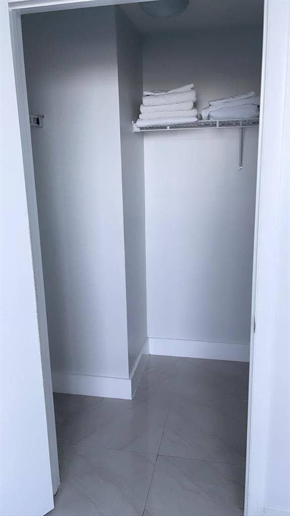 Clean room for rent