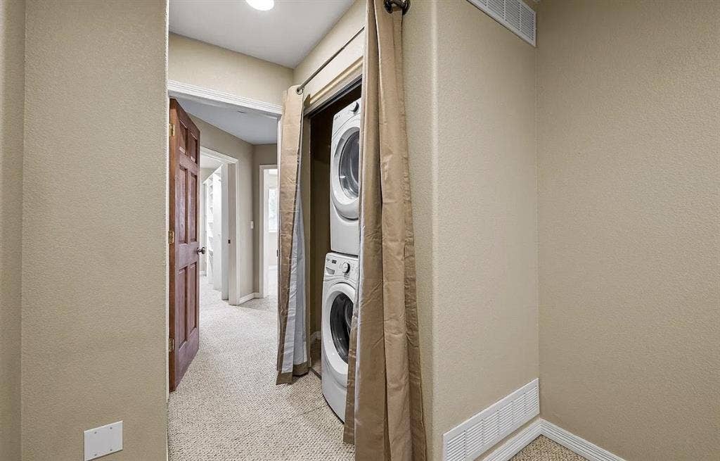 ISO roommate to rent room in house