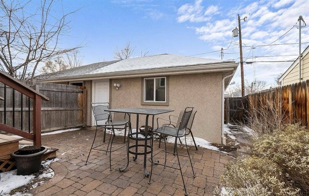 ISO roommate to rent room in house