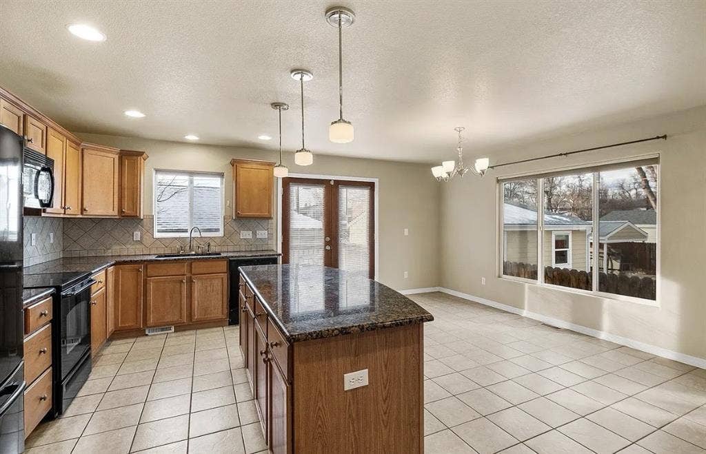 ISO roommate to rent room in house