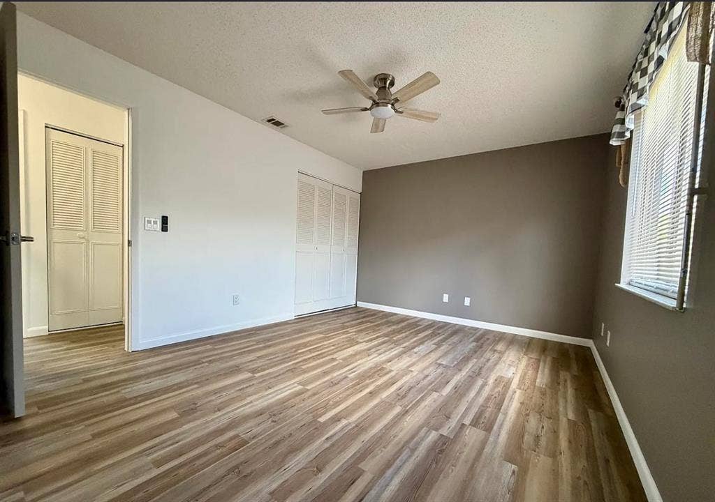 Large rooms for rent
