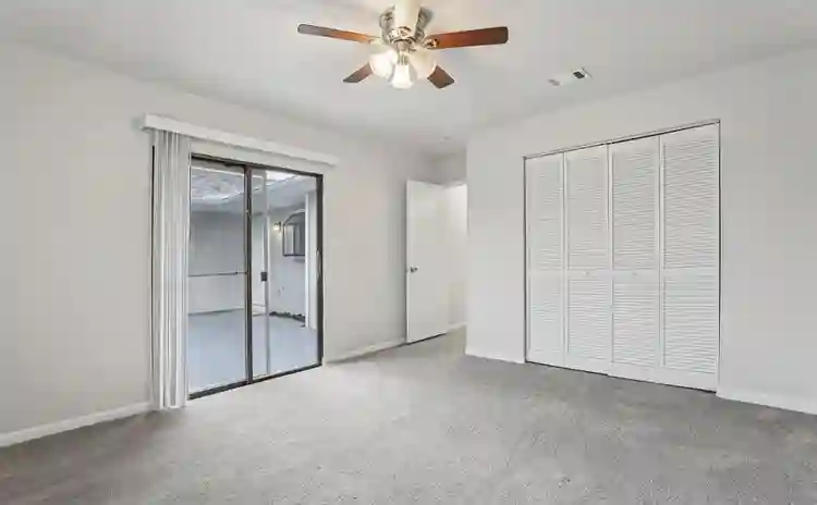 Large rooms for rent