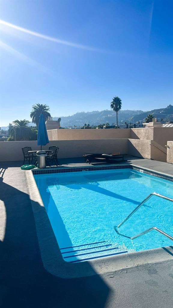 Modern 2BR/2BA Hollywood hills aprt