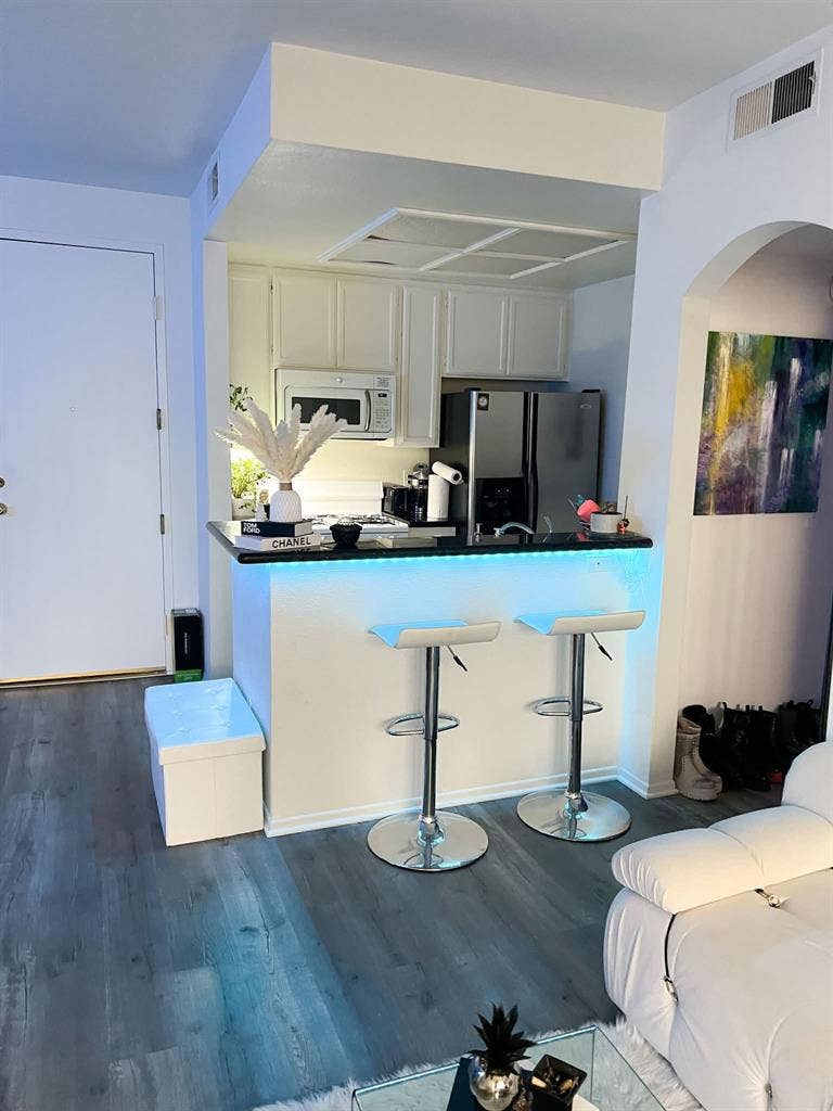 Modern 2BR/2BA Hollywood hills aprt