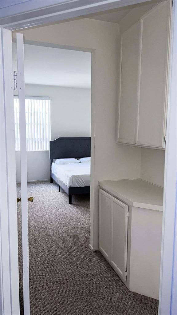Modern 2BR/2BA Hollywood hills aprt