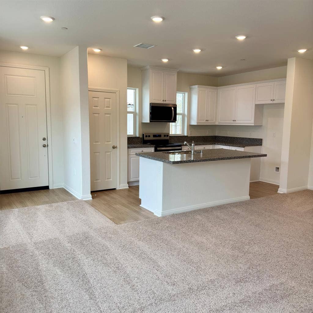 2BR / 2Bathr00m furnished available