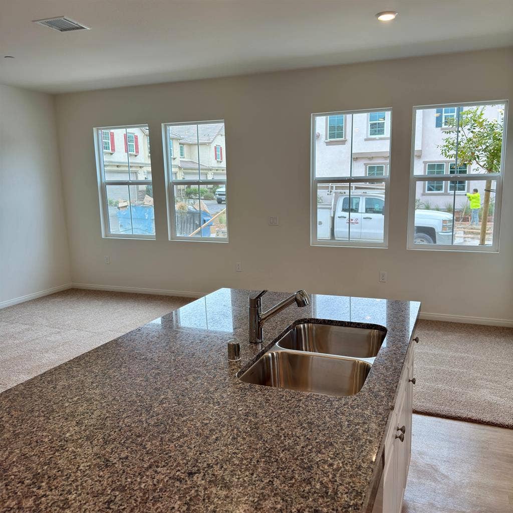 2BR / 2Bathr00m furnished available