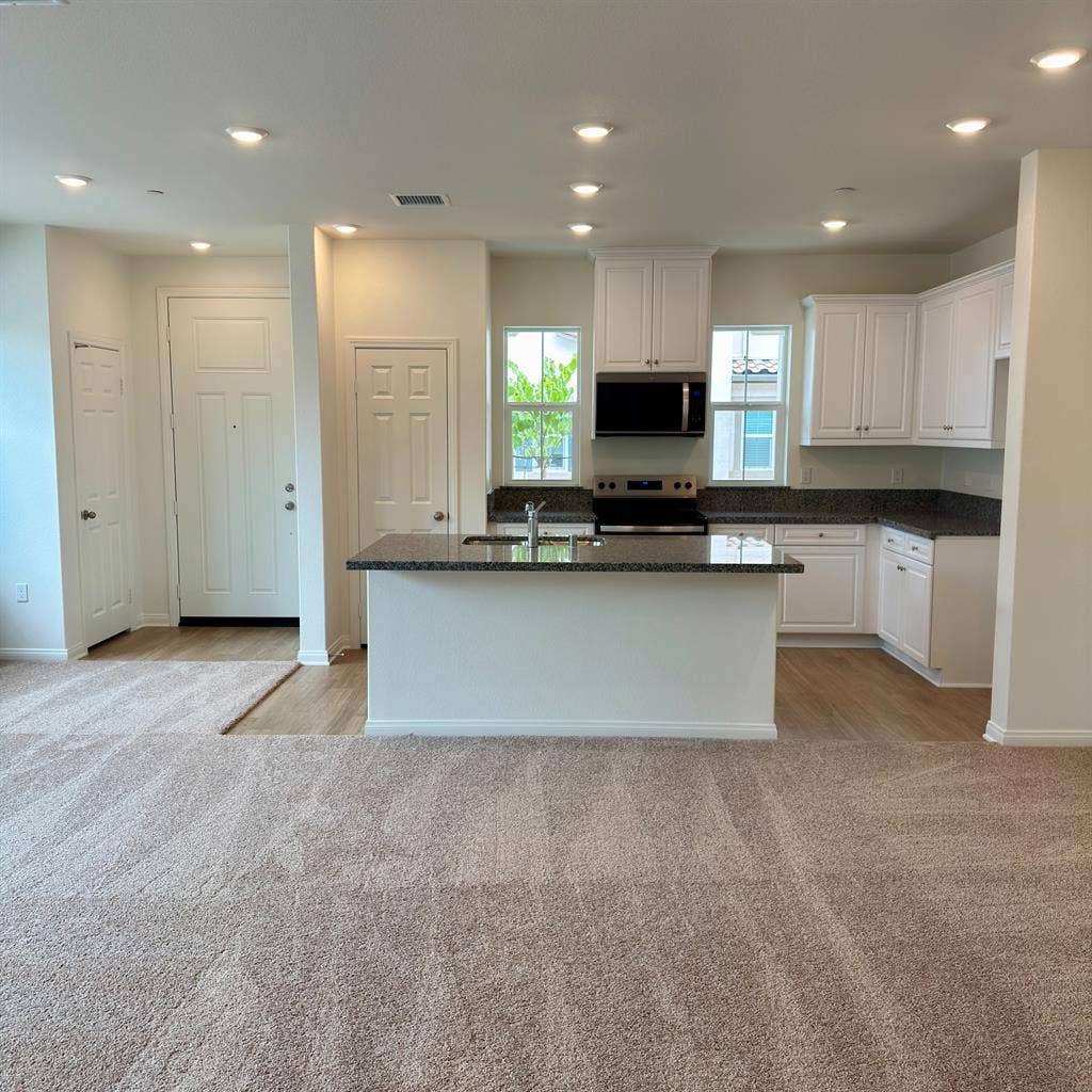 2BR / 2Bathr00m furnished available