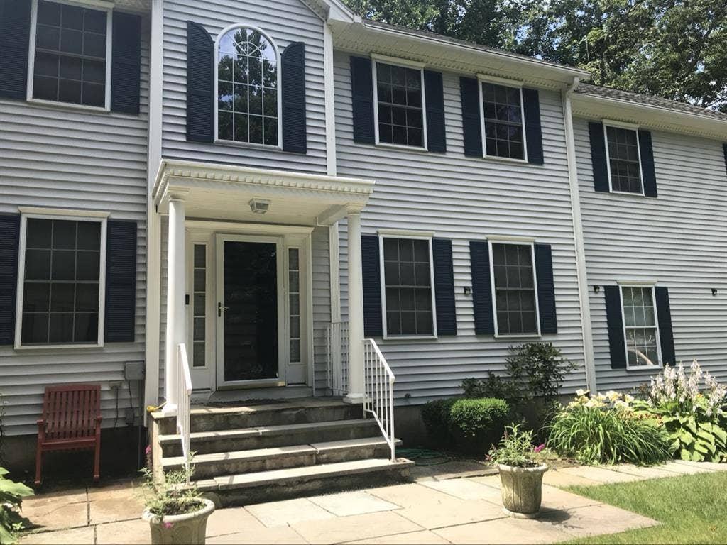 Beautiful Furnished Apt Share