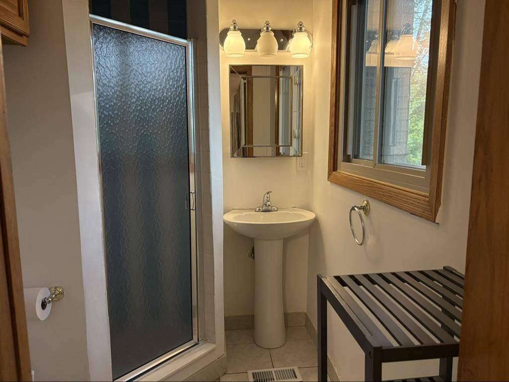 Private Room & Bath in N Akron Burb