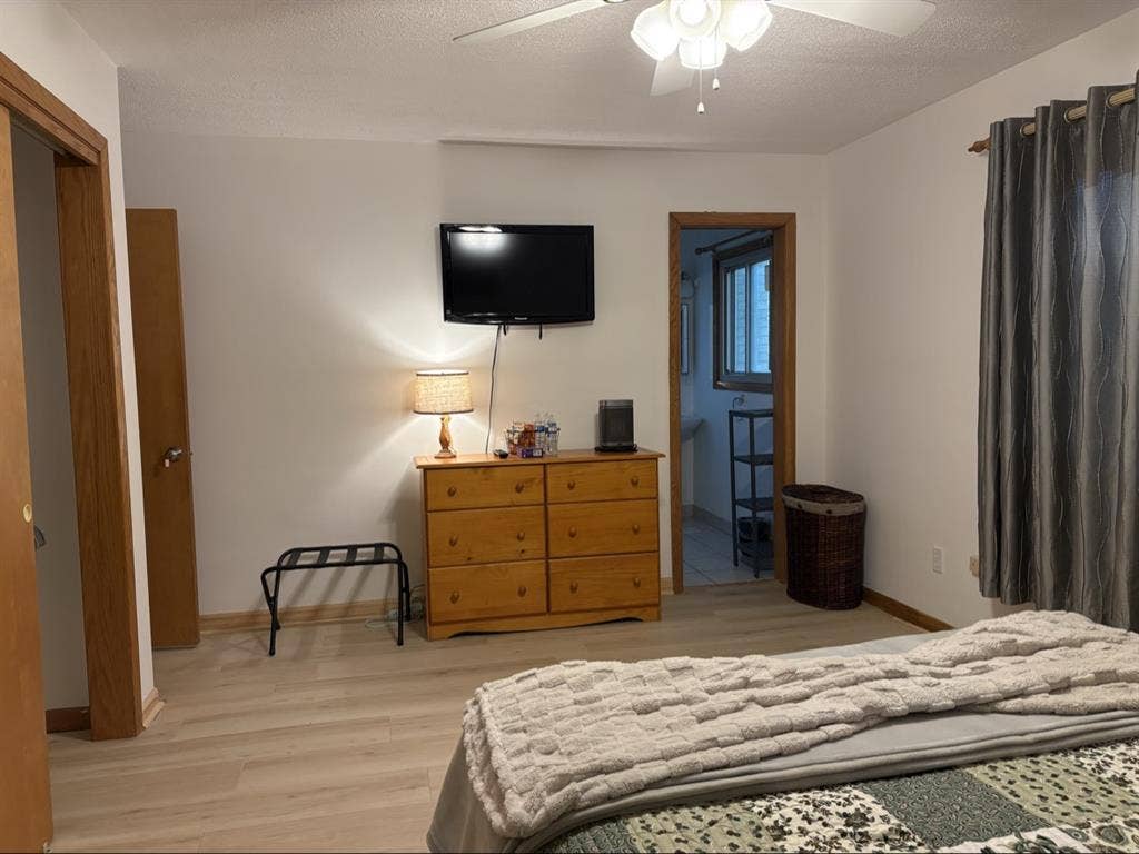 Private Room & Bath in N Akron Burb