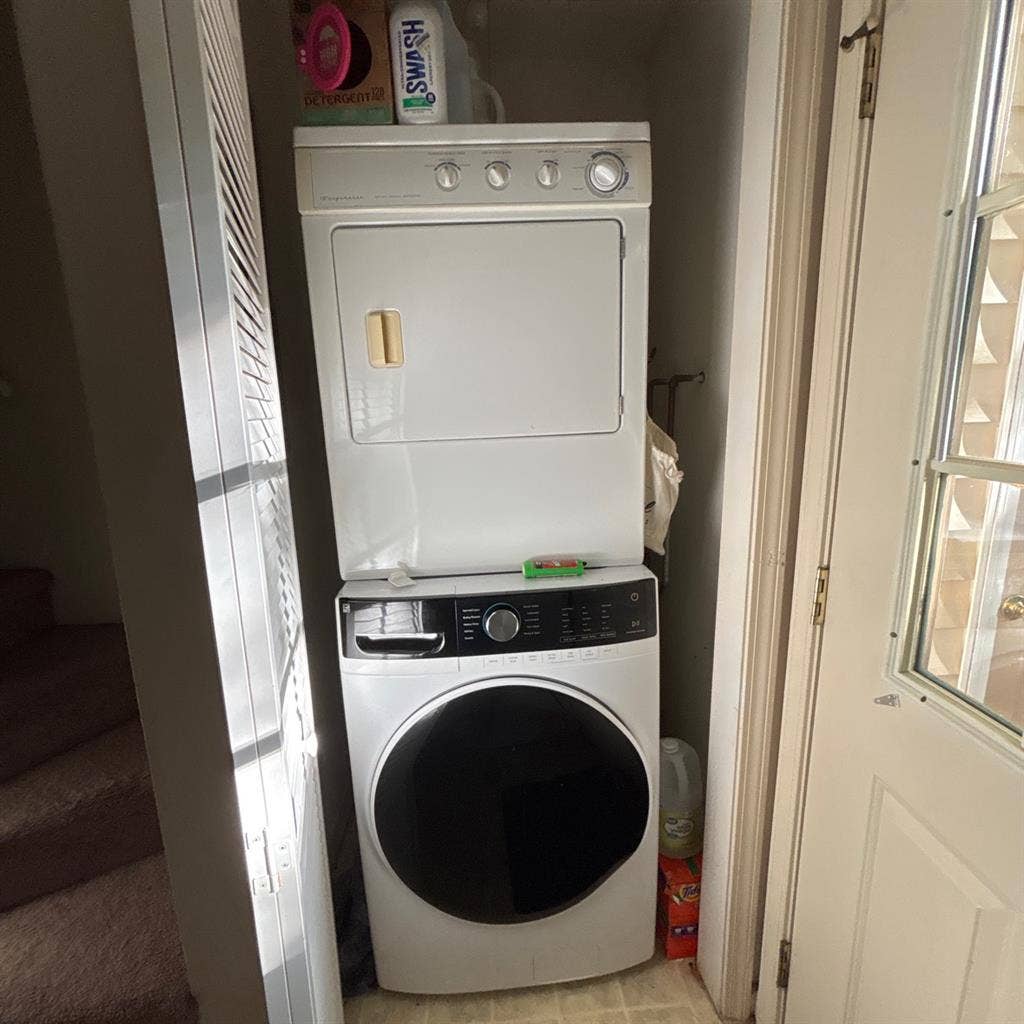 URGENTLY looking for a Roomate!