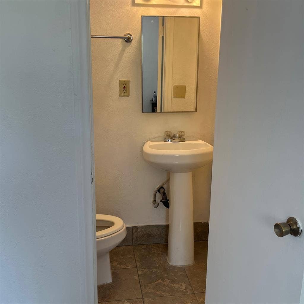 Private room w/ independent entry