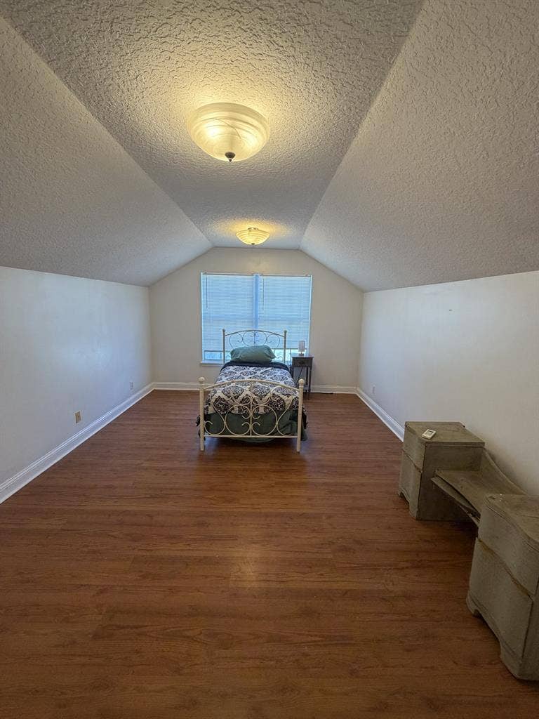 WOMAN ROOMMATE WANTED