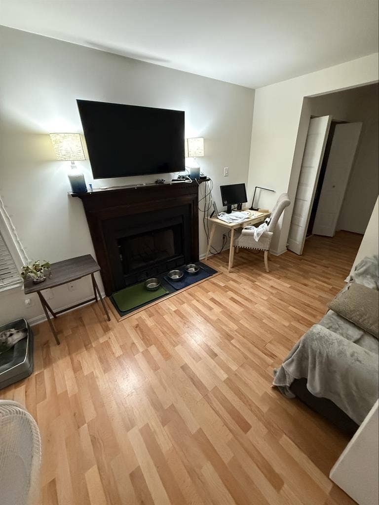 Looking for male roommate