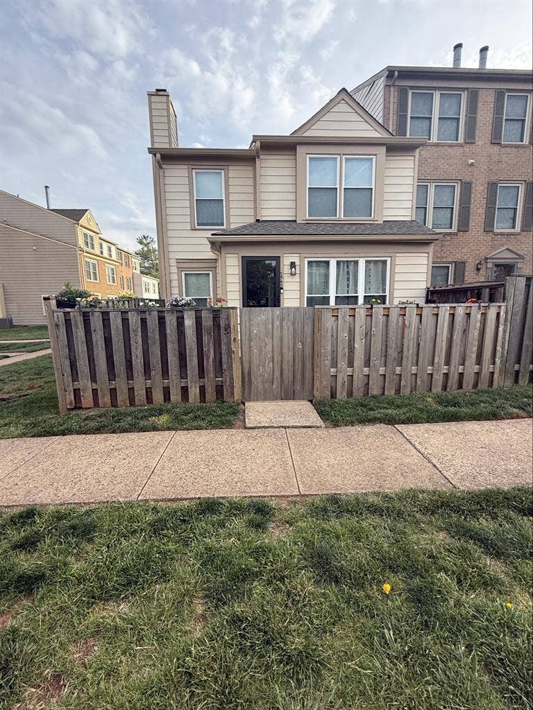 Looking for male roommate