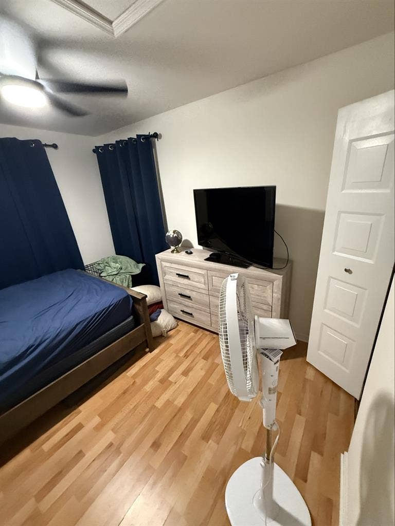 Looking for male roommate