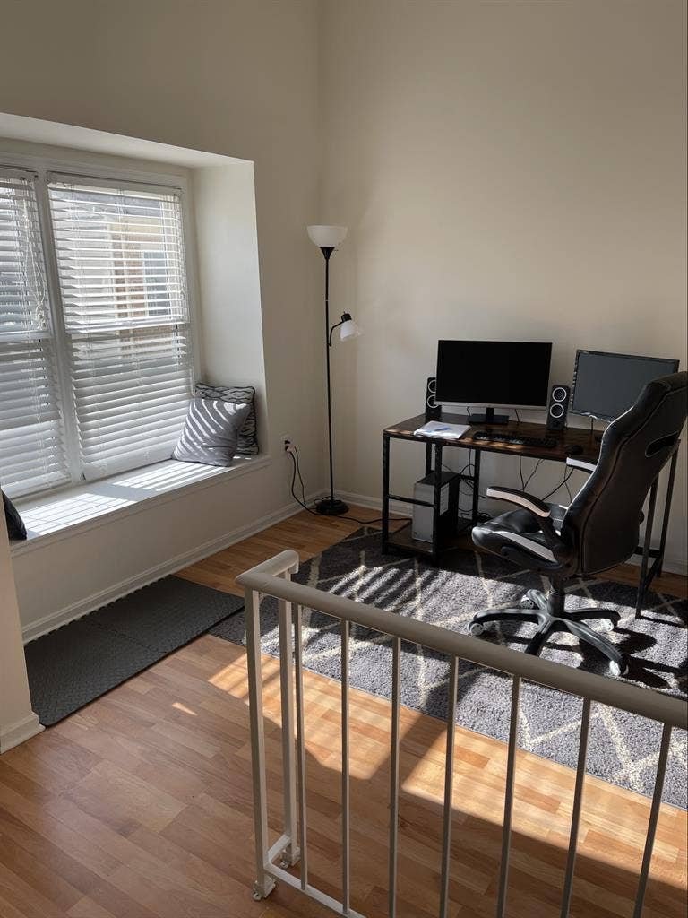 Looking for male roommate
