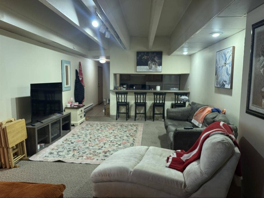 SUBLEASING 2bed 1BATH APARTMENT