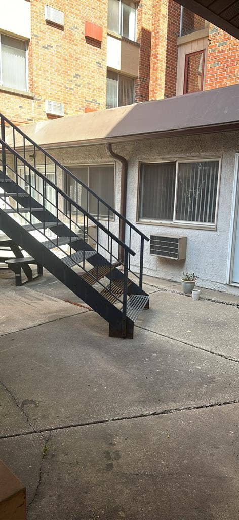 SUBLEASING 2bed 1BATH APARTMENT
