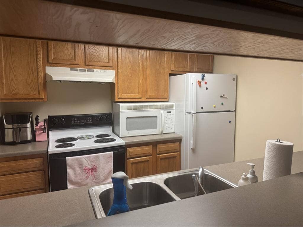 SUBLEASING 2bed 1BATH APARTMENT
