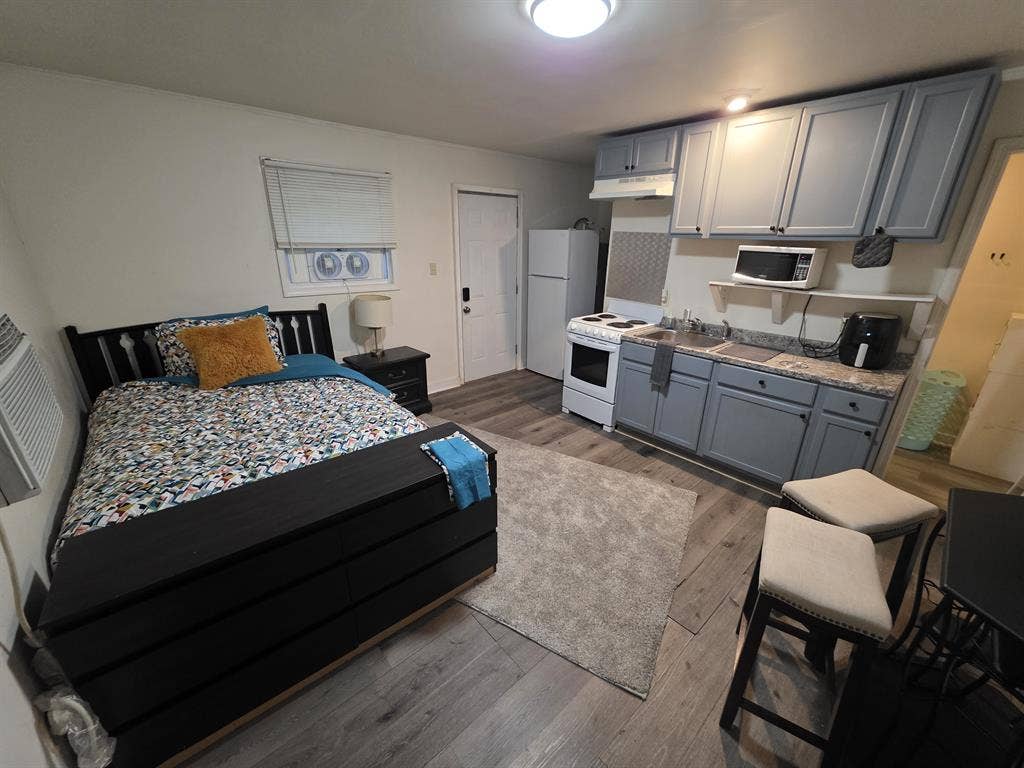 TINY HOUSE! Utilities + Wifi FREE!