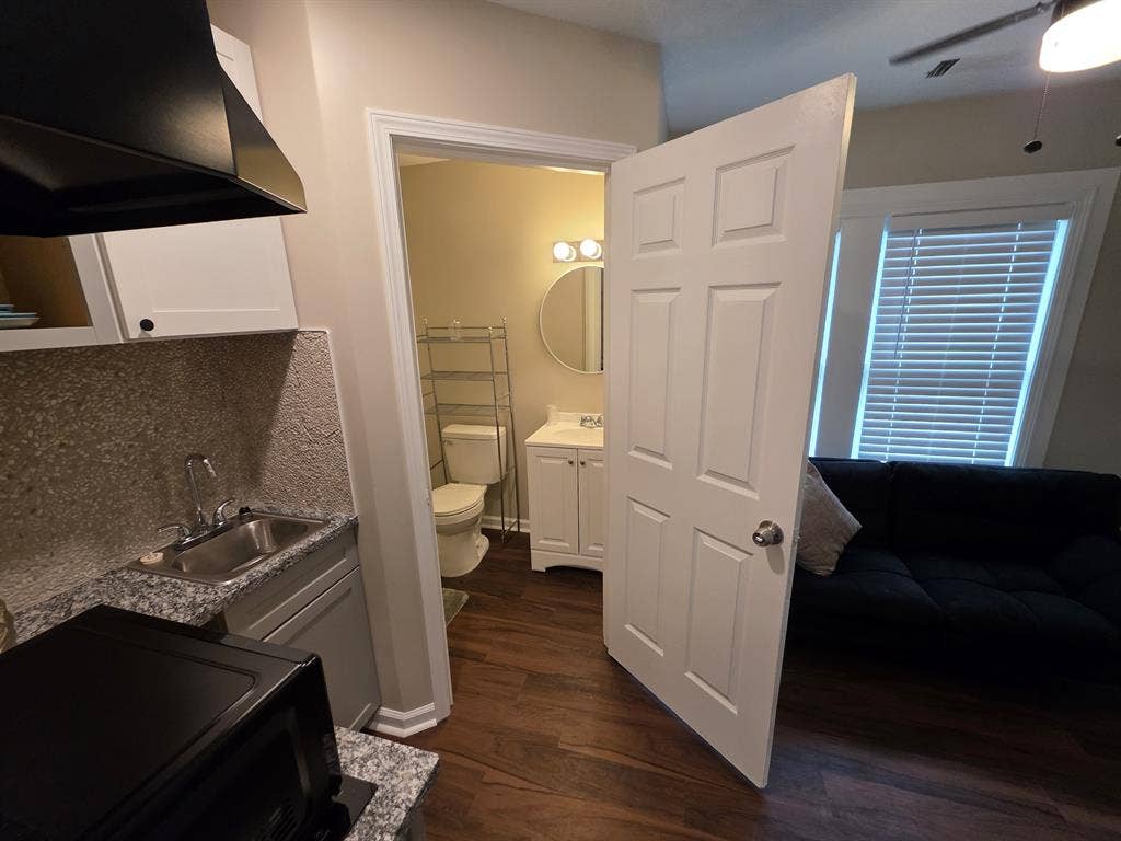 MIDTOWN SUITE! PRIVATE BATHROOM!!!