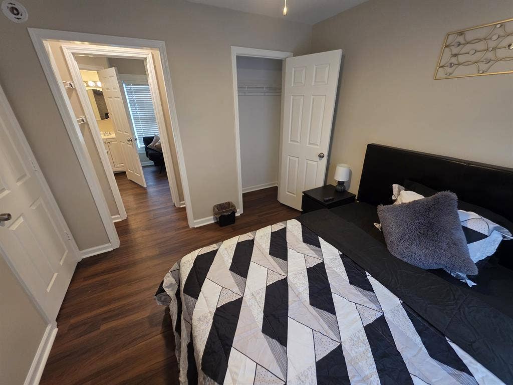 MIDTOWN SUITE! PRIVATE BATHROOM!!!